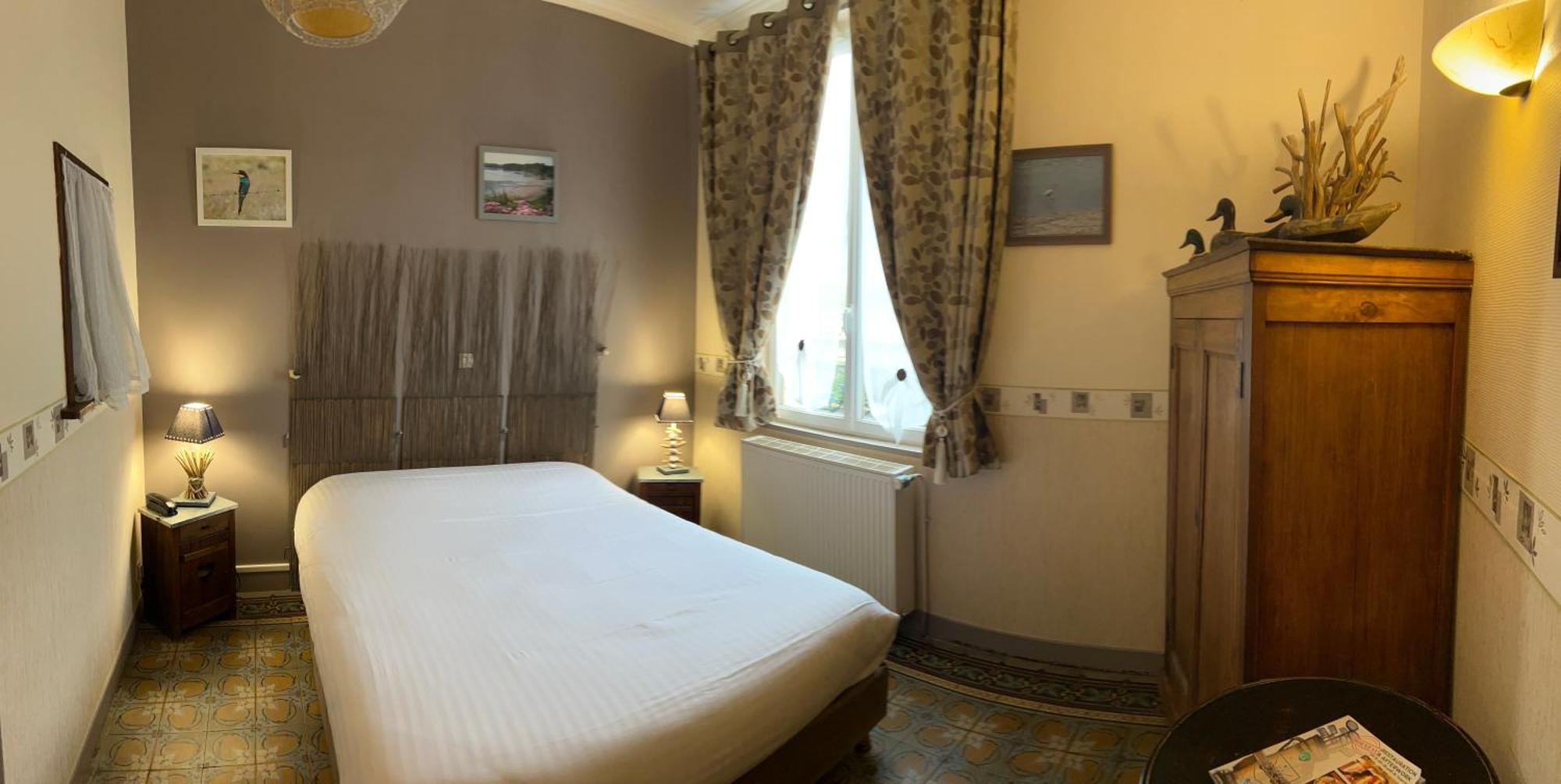 Hotel De La Loire サン・サトゥル エクステリア 写真